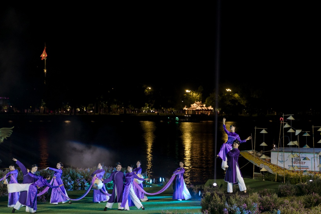 Áo dài Huế - chuyện kể từ dòng sông - Dấu ấn về nội dung, cách tổ chức - 4 Áo dài Huế - chuyện kể từ dòng sông - Dấu ấn về nội dung, cách tổ chức - 4