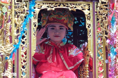 Bé gái 11 tuổi vào vai "Nữ tướng" tại hội Gióng ở Hà Nội