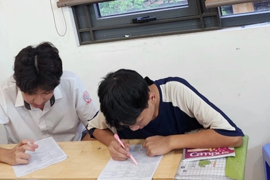 Sĩ tử "cắm đầu ôn luyện", ao ước một điều khiến phụ huynh rơi nước mắt