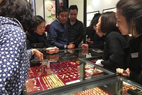 Ỉm hàng 6 tháng chờ ngày vía thần tài, hiệu vàng đua nhau tung hàng “độc” dụ khách