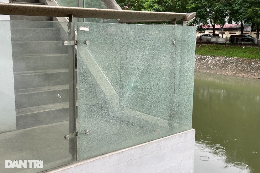 Tụ tập đánh bài, đổ rác thải trộm khắp các nhà ga tuyến Cát Linh - Hà Đông - 3 Tụ tập đánh bài, đổ rác thải trộm khắp các nhà ga tuyến Cát Linh - Hà Đông - 3