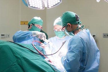 Chủ quan sau cú té đập đầu, cụ ông rơi vào nguy kịch