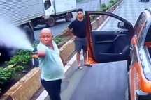 Bắt người đàn ông cầm gậy sắt, bình xịt hơi cay đe dọa tài xế ở Bình Phước