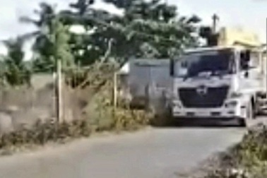 Xe chở cây "khủng" dễ dàng qua chốt khi tài xế nói tên Trưởng phòng CSGT