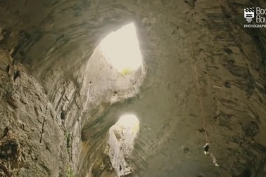 "Đôi mắt" khổng lồ kỳ bí "dõi theo" bước chân người khi bước vào hang động