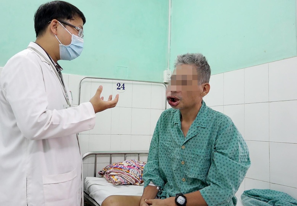 Khuôn mặt người đàn ông lở loét, biến dạng vì nặn mụn - 2 Khuôn mặt người đàn ông lở loét, biến dạng vì nặn mụn - 2