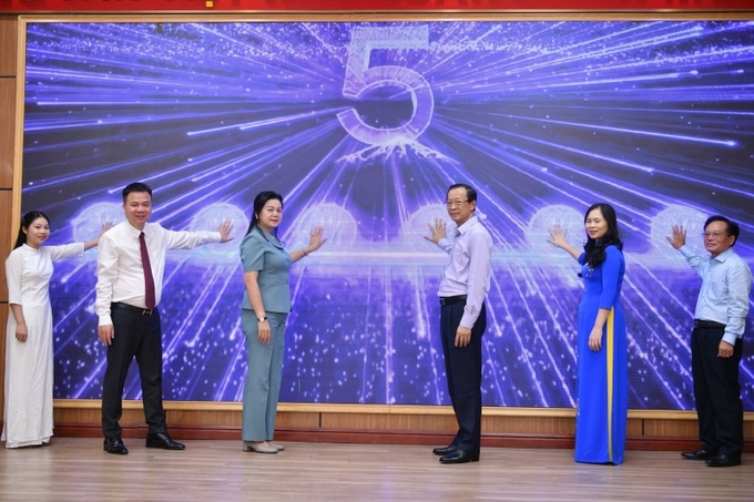 Ban Tổ chức ấn nút phát động Cuộc thi viết “Những kỷ niệm sâu sắc về thầy cô và mái trường” năm 2023.