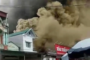 Siêu thị bốc cháy ngùn ngụt ở Hà Giang