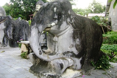 Kỳ bí ngôi mộ đá cổ hơn 200 năm giữa thành phố