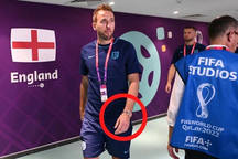 Đội trưởng tuyển Anh đeo đồng hồ hơn 23 tỷ đồng ủng hộ tình yêu đồng tính