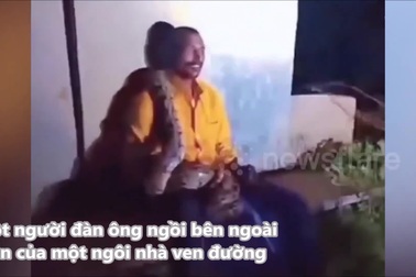 Người đàn ông ngủ quên ven đường bị trăn quấn chặt quanh cơ thể