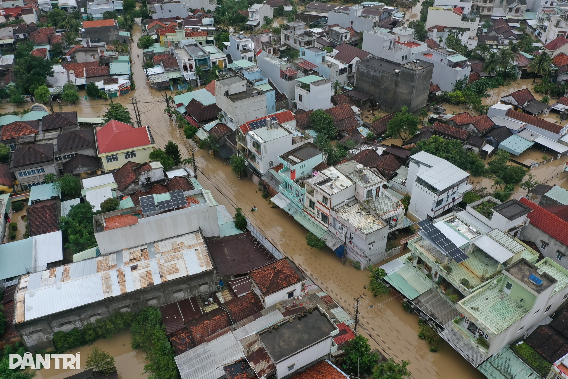 Ngày thứ ba vùng lũ Phú Yên oằn mình giữa biển nước mênh mông - 11