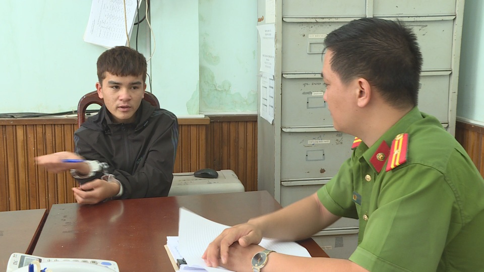 Dùng dao gọt trái cây của quán karaoke đâm anh họ tử vong - 1 Dùng dao gọt trái cây của quán karaoke đâm anh họ tử vong - 1