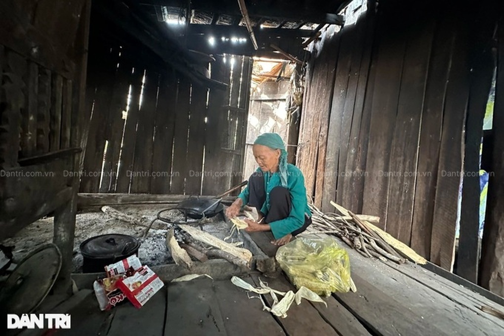 Thương cụ bà lủi thủi một mình trong căn nhà rách nát, nguy cơ sập - 2 Thương cụ bà lủi thủi một mình trong căn nhà rách nát, nguy cơ sập - 2