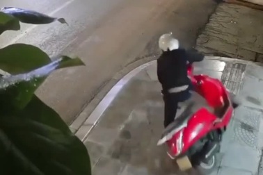 Tên trộm xe máy ngờ nghệch phải "bỏ của chạy lấy người" khi bị phát hiện