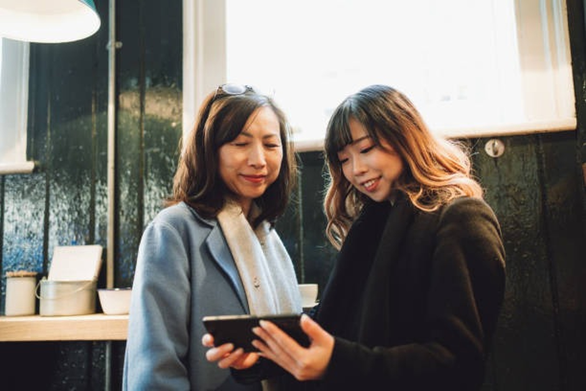 Thiếu nữ bán trang sức bạc tỷ của mẹ để lấy vài đồng mua khuyên mỹ ký - 2 Thiếu nữ bán trang sức bạc tỷ của mẹ để lấy vài đồng mua khuyên mỹ ký - 2