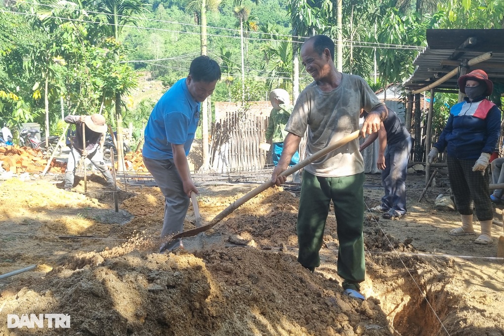 Người đàn ông nghèo thoát cảnh mua từng miếng tôn “vá” nhà - 2