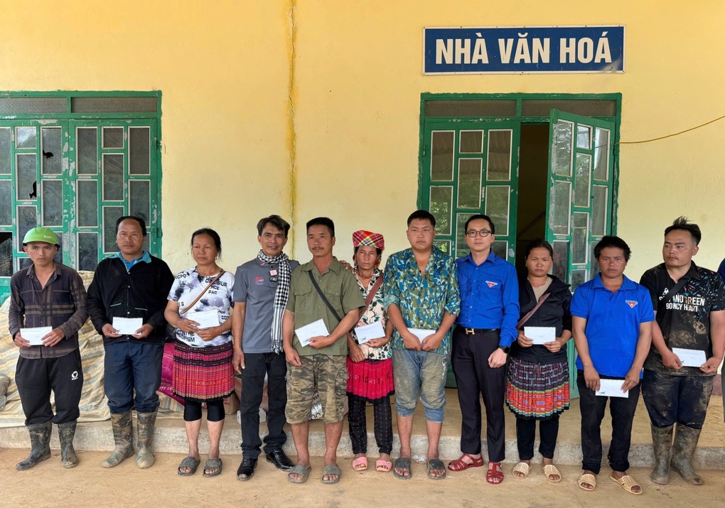 Người xin 500 triệu đi chơi đã trao 1,3 tỷ đồng cho bà con vùng lũ - 2