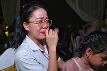 Mồ côi mẹ 24 năm, cô gái bật khóc nức nở trong đêm Vu Lan