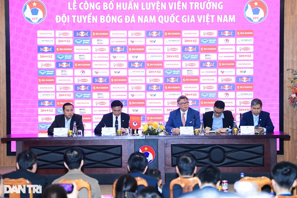 HLV Troussier: Vé dự World Cup 2026 không xa vời với bóng đá Việt Nam - 8 HLV Troussier: Vé dự World Cup 2026 không xa vời với bóng đá Việt Nam - 8