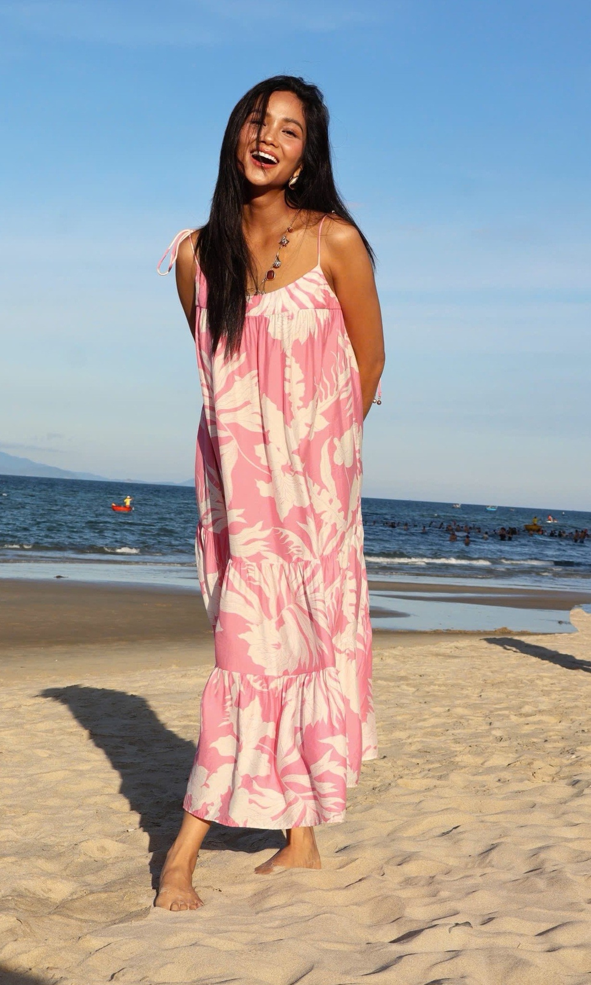 H’Hen Niê nói gì khi bầu vượt mặt vẫn mặc gợi cảm, đi giày cao gót? - 3 H’Hen Niê nói gì khi bầu vượt mặt vẫn mặc gợi cảm, đi giày cao gót? - 3