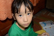 Ánh mắt đáng thương của bé 7 tuổi bị thiểu năng trí tuệ