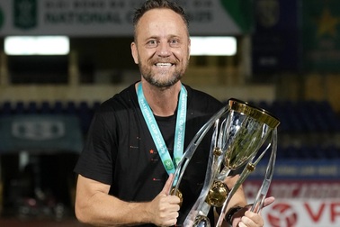 HLV Mano Polking khó chia tay CLB CAHN để dẫn dắt tuyển Singapore