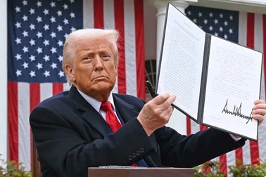 Ông Trump vừa công bố các mặt hàng được miễn thuế đối ứng của Mỹ