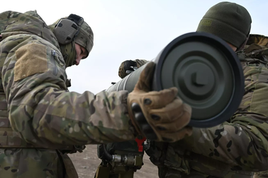 Ông Zelensky: Nga đang tập hợp thêm quân gần biên giới Ukraine