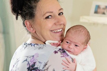 Bà mẹ U50 sinh con sau 23 năm kiên trì thụ tinh nhân tạo