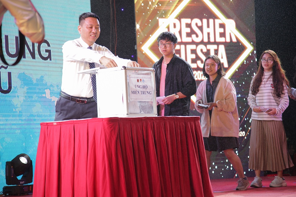 Sinh viên ĐH Hà Nội đội mưa, cháy hết mình trong đêm nhạc chào tân binh - 1 Sinh viên ĐH Hà Nội đội mưa, cháy hết mình trong đêm nhạc chào tân binh - 1