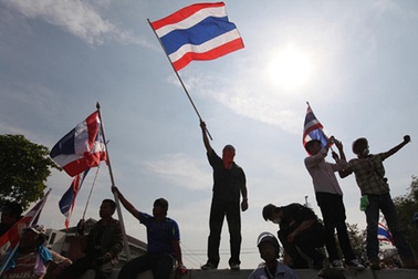 Phe biểu tình Thái Lan tuyên bố chiến thắng, xông vào trụ sở chính phủ