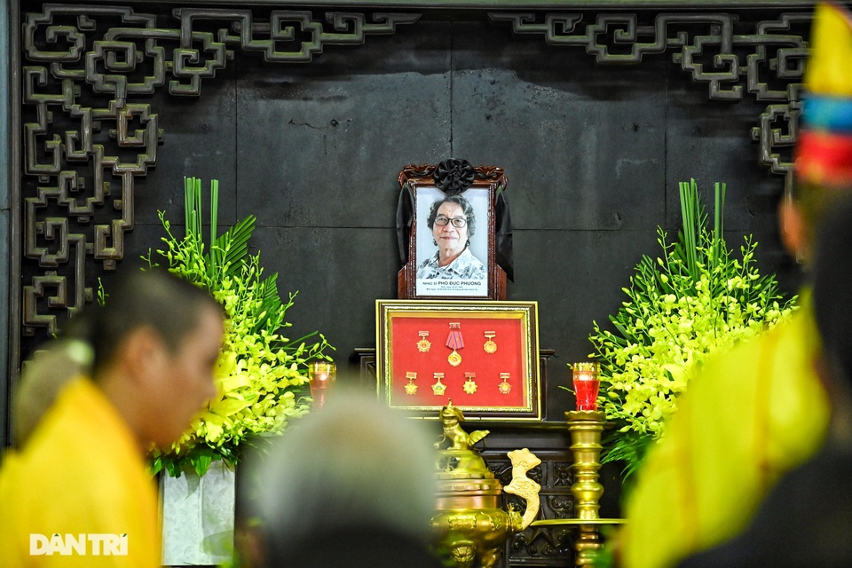 Nghệ sĩ nghẹn ngào tiễn đưa nhạc sĩ Phó Đức Phương về “đỉnh Phù Vân” - 1 Nghệ sĩ nghẹn ngào tiễn đưa nhạc sĩ Phó Đức Phương về “đỉnh Phù Vân” - 1