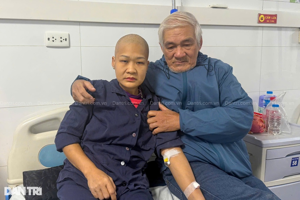 Bố mẹ già yếu, gắng gượng xin từng bữa ăn cho con gái ung thư - 5 Bố mẹ già yếu, gắng gượng xin từng bữa ăn cho con gái ung thư - 5