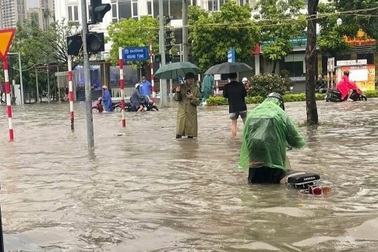 Khu đô thị ở Hà Nội ngập trong nước, người dân nghỉ làm chờ nước rút