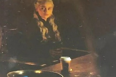 "Cốc cà phê trong Trò chơi vương quyền là của Kit Harington"