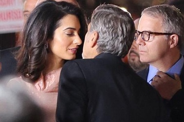 Vợ chồng tài tử gợi tình quấn quýt như mới cưới