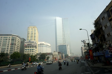 Sương mù tạo hiệu ứng ánh sáng lạ mắt trên bầu trời Hà Nội