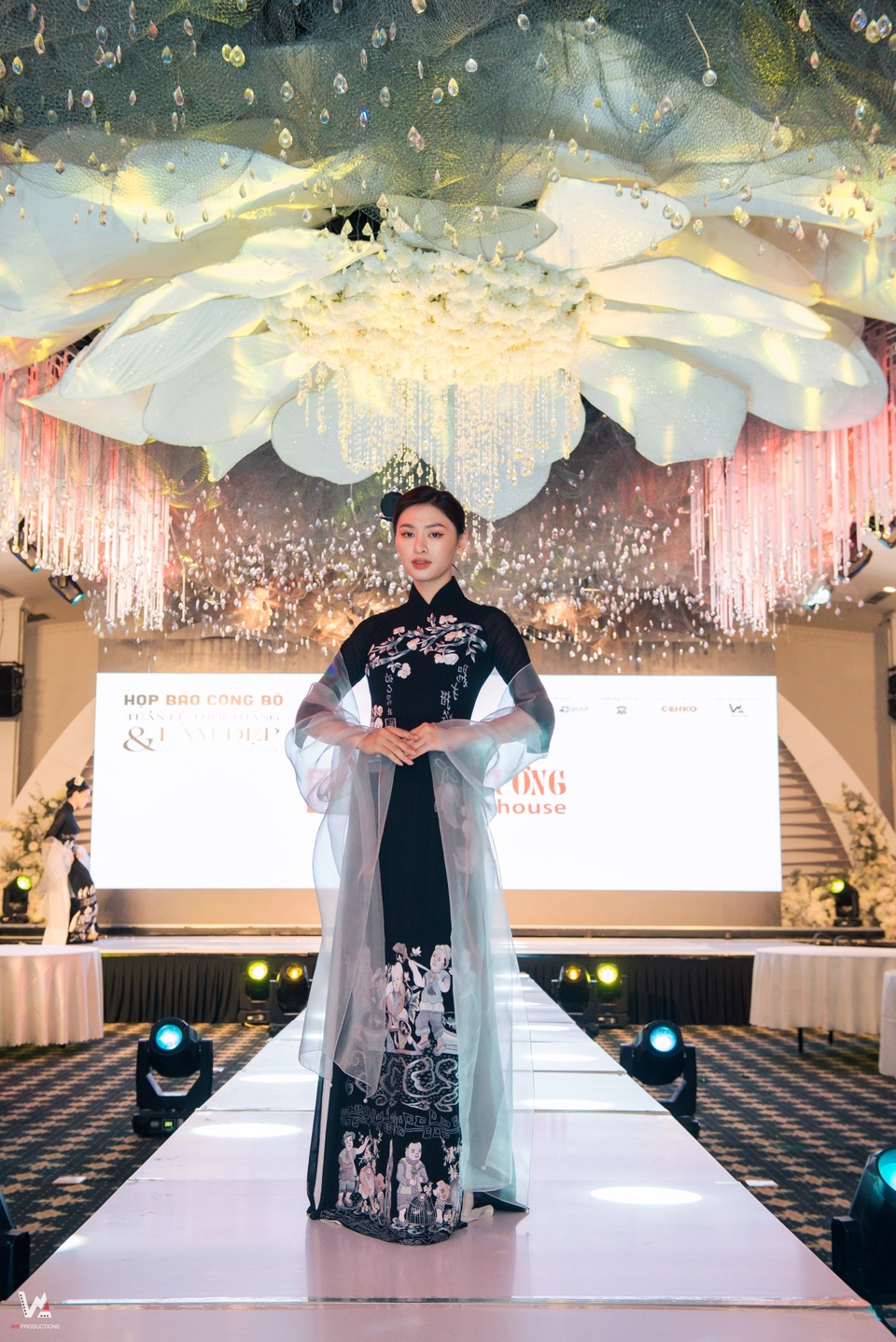 Lịm tim trước màn trình diễn thời trang của mẫu nhí 2 tuổi - 3 Lịm tim trước màn trình diễn thời trang của mẫu nhí 2 tuổi - 3