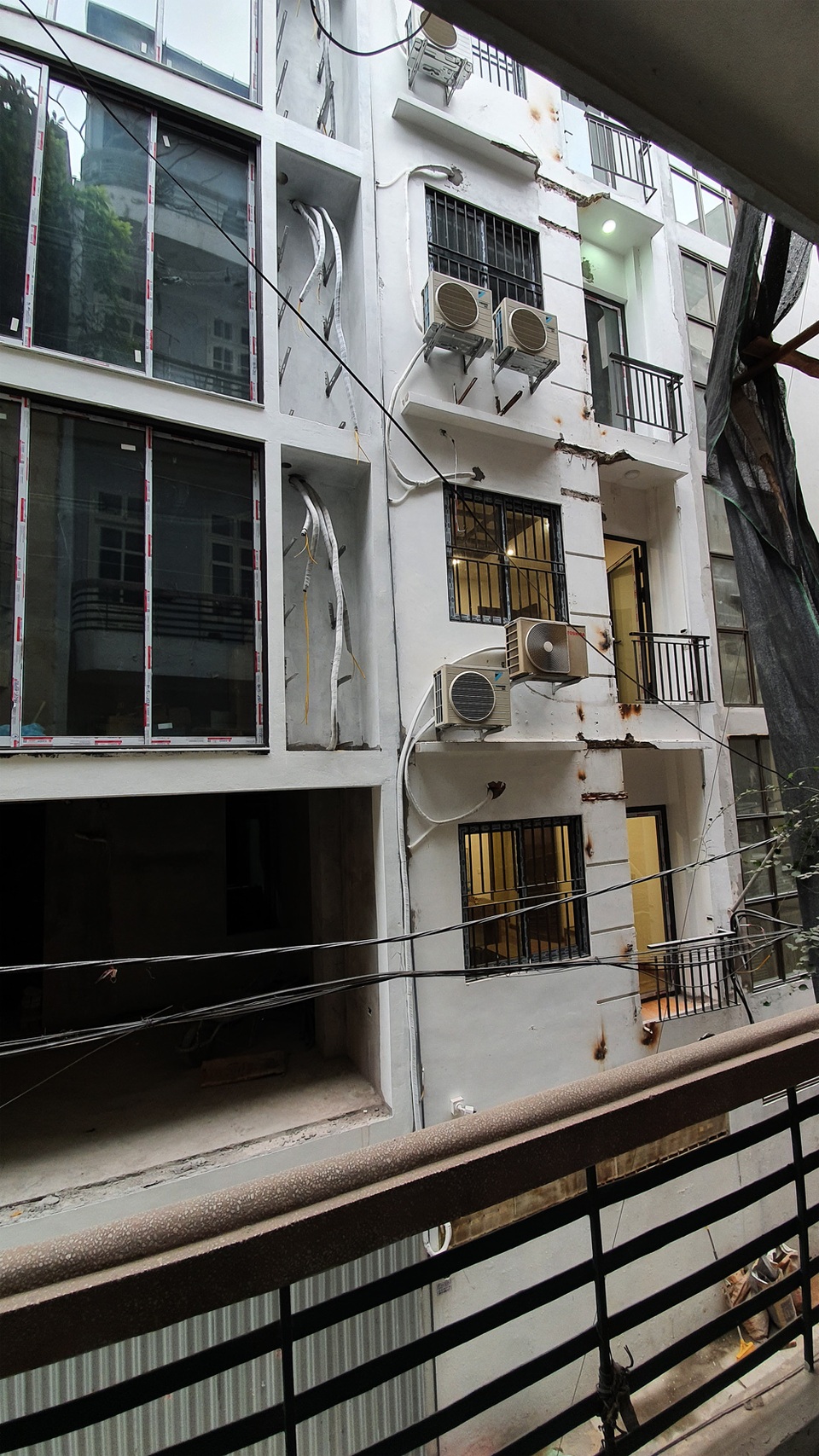 Hà Nội: Kêu trời vì bị 7 cục nóng điều hòa thổi thẳng vào nhà - 1 Hà Nội: Kêu trời vì bị 7 cục nóng điều hòa thổi thẳng vào nhà - 1