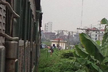 Tàu khách tuyến Hà Nội - Hải Phòng lại bị... ô tô tông