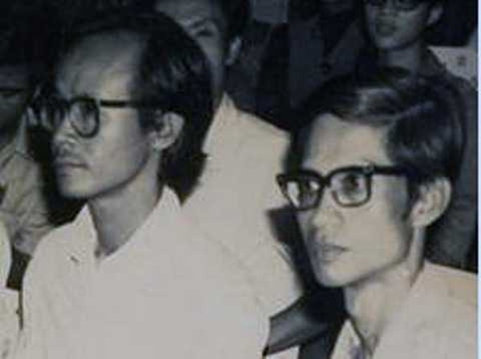 Nhạc sĩ Trịnh Công Sơn (trái) và kiến trúc sư Nguyễn Hữu Thái (phải) năm 1980. 	