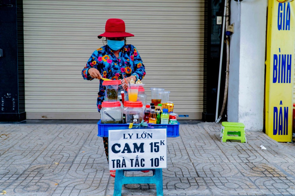 Người bán hàng rong gặp khó do Covid-19 mong chờ sự hỗ trợ - 2 Người bán hàng rong gặp khó do Covid-19 mong chờ sự hỗ trợ - 2