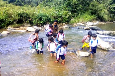 Dân góp gạo xây dựng mô hình trường “bán trú dân nuôi”