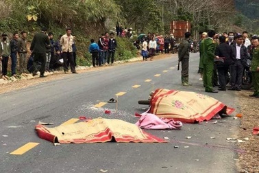 3 người trong một gia đình tử nạn sau vụ va chạm với xe khách