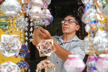 Độc đáo lồng đèn Trung thu làm từ vỏ lon