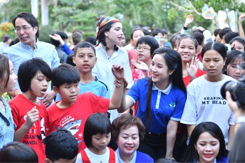Doanh Nhân Đỗ Hương Ly hội ngộ HHen Niê tại làng trẻ SOS Quy Nhơn - 10 Doanh Nhân Đỗ Hương Ly hội ngộ HHen Niê tại làng trẻ SOS Quy Nhơn - 10