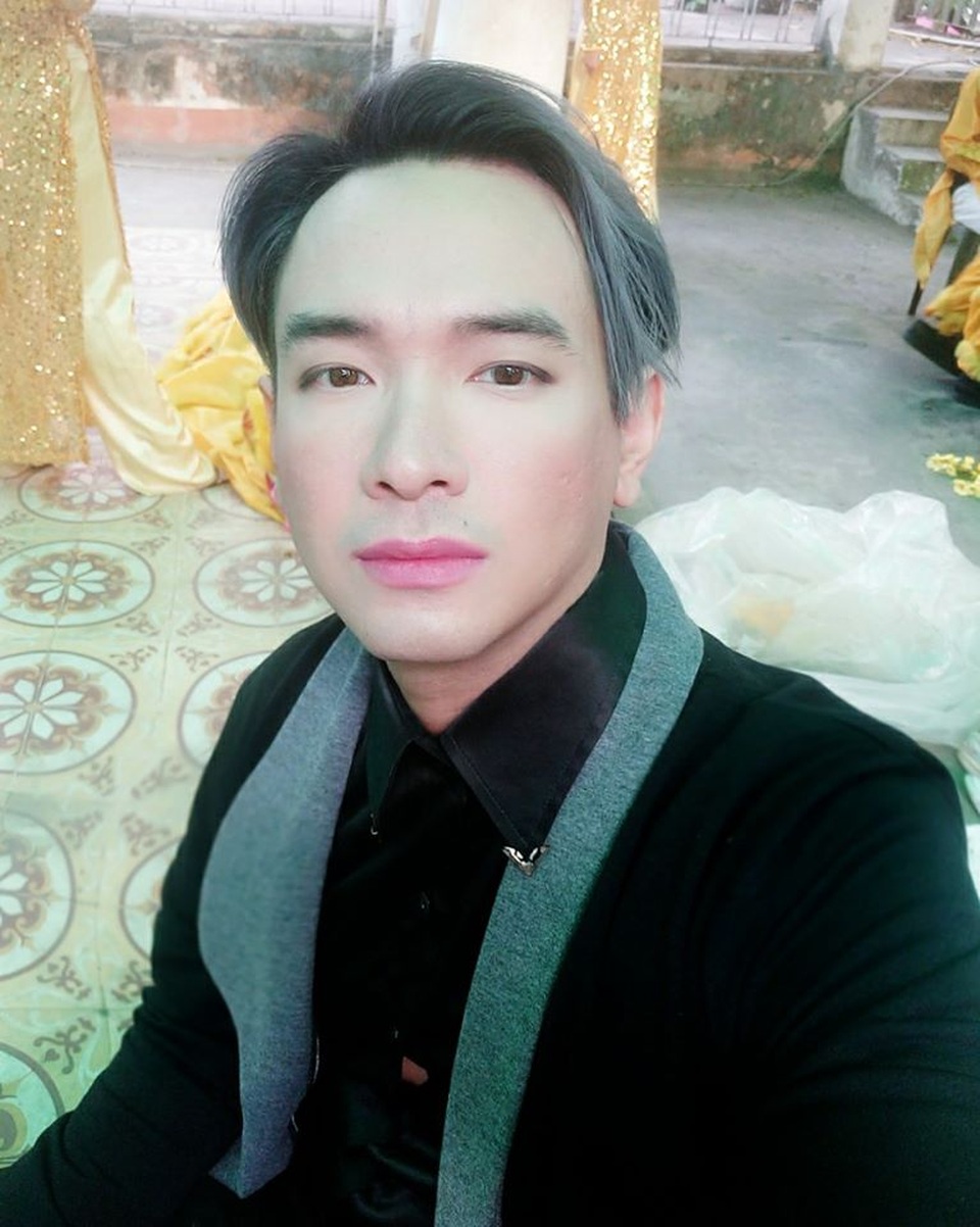 Việt Quang từng tự tử bất thành vì mất giọng hát, làm ăn thất bại - 3 Việt Quang từng tự tử bất thành vì mất giọng hát, làm ăn thất bại - 3