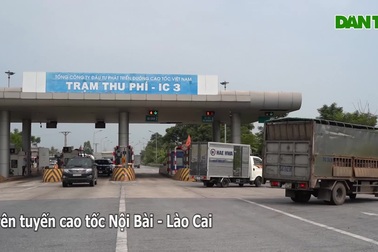 Hà Nội: Tài xế ngỡ ngàng khi phải quay đầu trên cao tốc, phí xe vẫn trả đủ