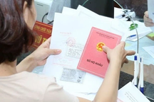 Làm thủ tục bảo hiểm xã hội có phải nộp sổ hộ khẩu, tạm trú?